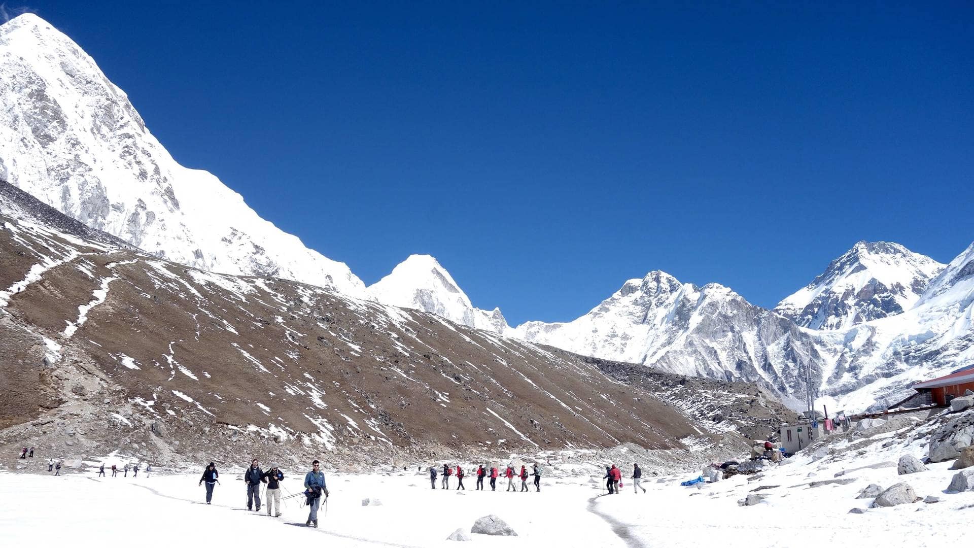 Teknologi Satelit di Everest Base Camp